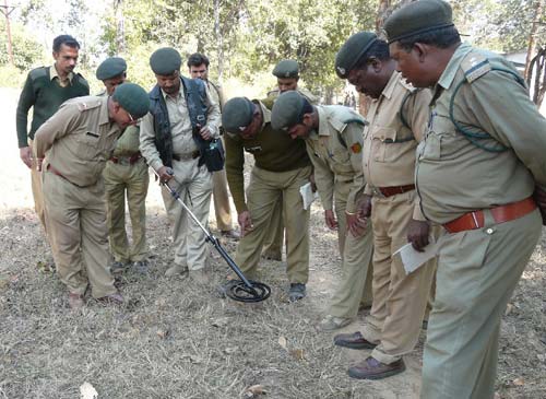 バンダウガル（Bandhavgarh）の森林保護官が、仕掛けられたトラの罠を探すために金属探知機を使う訓練を受けているところ。© Samir Sinha / TRAFFIC India